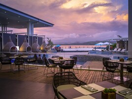 2 restaurantes, se sirve desayuno 