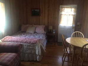 1 bedroom, free WiFi, bed sheets - CREEKSIDE CABINS  - CHIPMUNK (Bryson City)