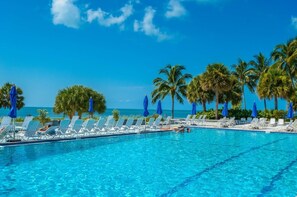 Alberca al aire libre y alberca climatizada