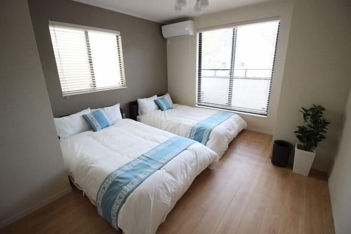 Escritorio, espacio para trabajar con un portátil, cortinas opacas