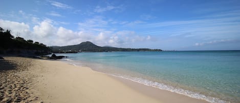 Una spiaggia nelle vicinanze