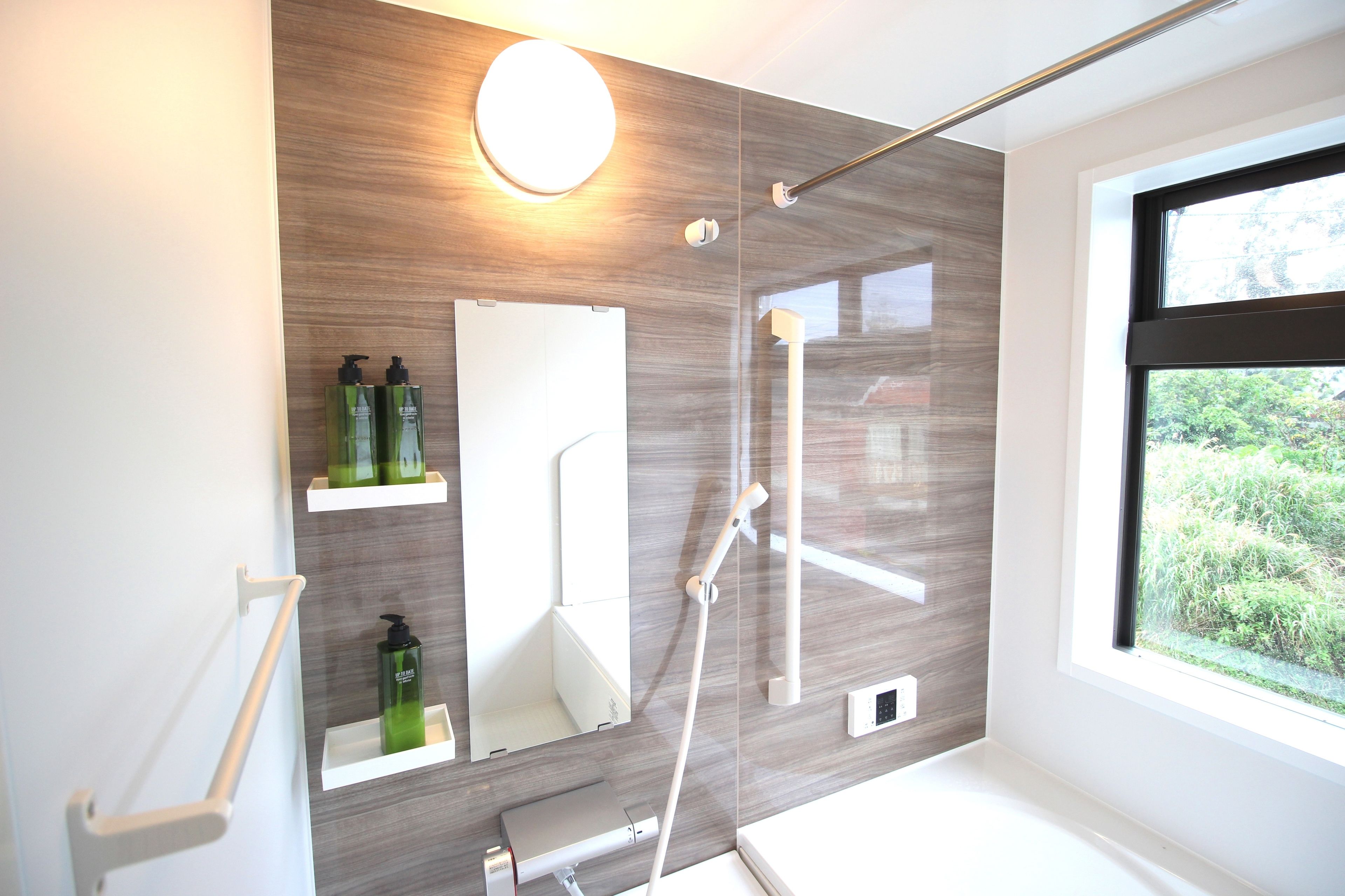 Gratis toiletartikelen, een haardroger, pantoffels, een bidet