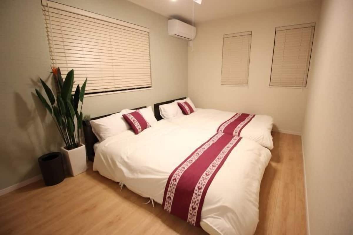 Escritorio, espacio para trabajar con un portátil, cortinas opacas