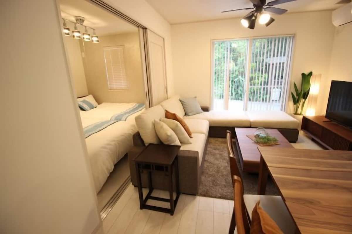 Escritorio, espacio para trabajar con un portátil, cortinas opacas