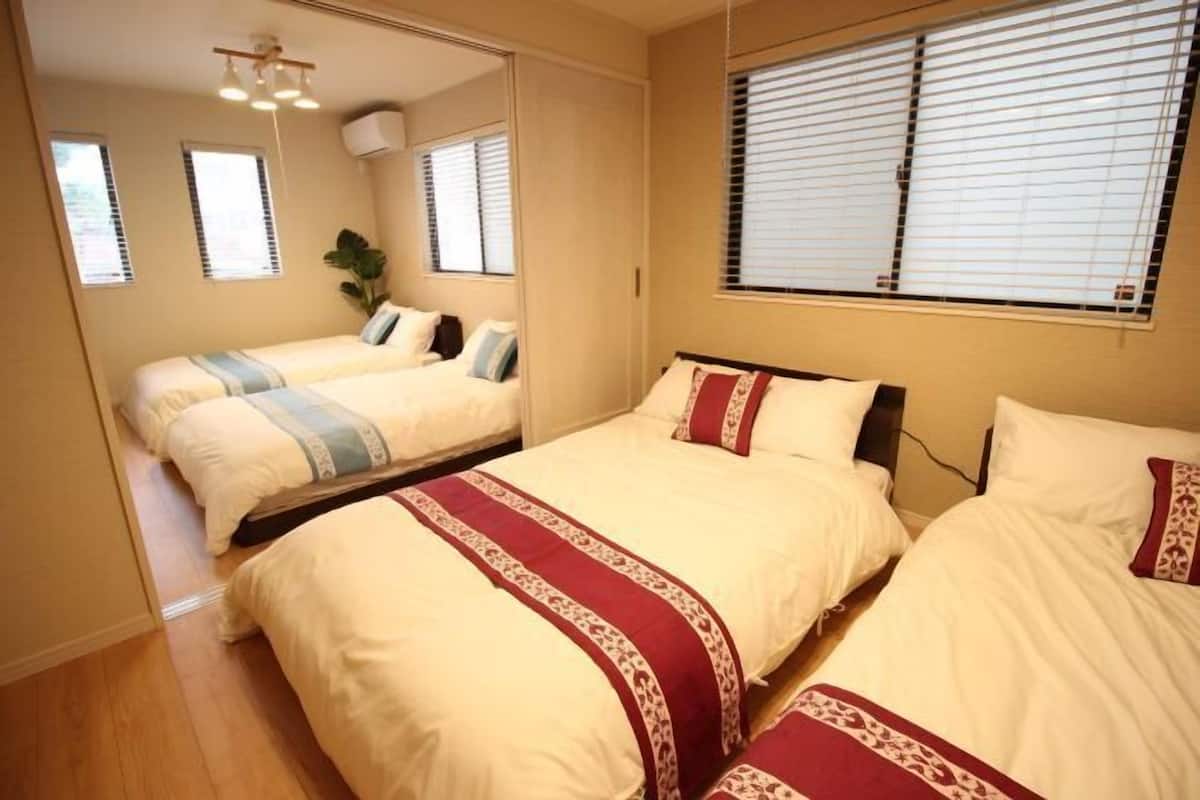 Escritorio, espacio para trabajar con un portátil, cortinas opacas