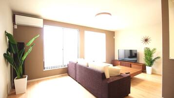 HV-1 | Living area | Flat-screen TV
