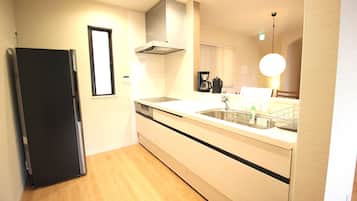 HV-1 | Private kitchen | Fridge, microwave, oven, stovetop
