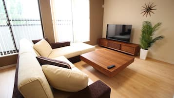 Casa (HV-1) | Zona de estar | Una televisión de pantalla plana