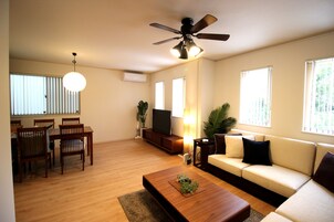 HV-6 | Living area | Flat-screen TV