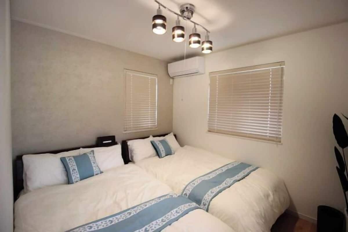 Escritorio, espacio para trabajar con un portátil, cortinas opacas