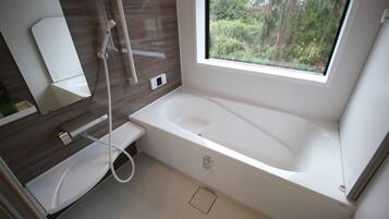 Ferienhaus (HV-1) | Badezimmer | Kostenlose Toilettenartikel, Haartrockner, Hausschuhe, Bidet