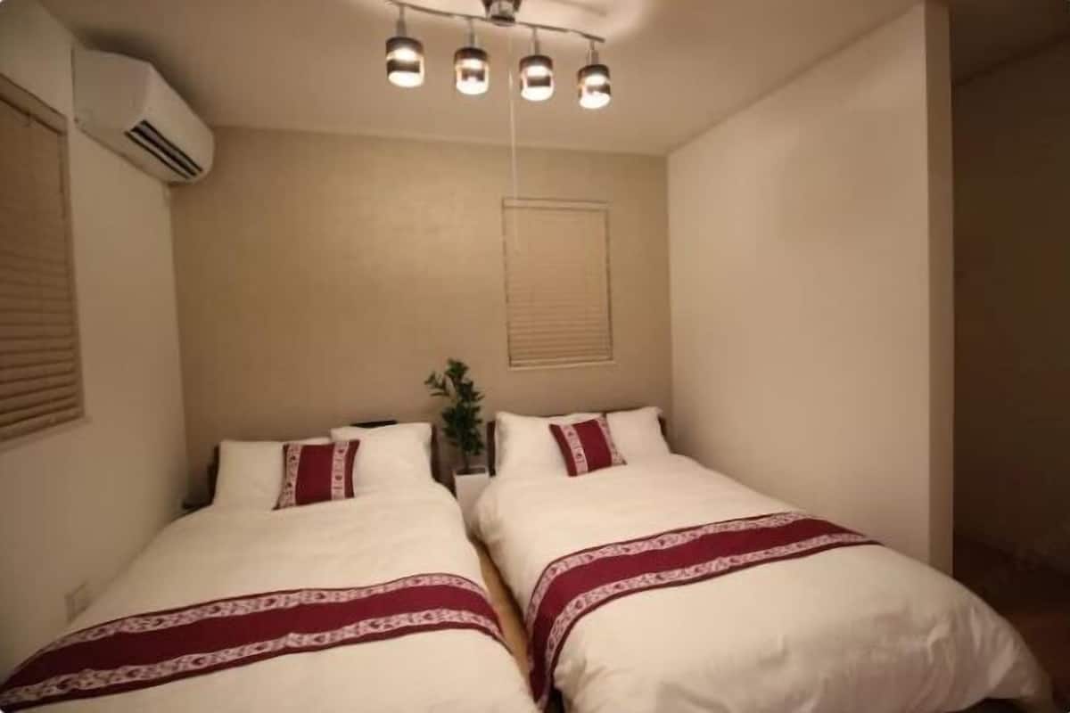 Escritorio, espacio para trabajar con un portátil, cortinas opacas