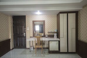 办公桌、免费 WiFi