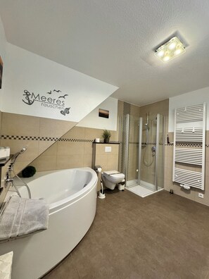 Badewanne, Haartrockner, Handtücher, Toilettenpapier