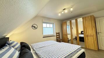 3 bedrooms, in-room safe, iron/ironing board, travel cot