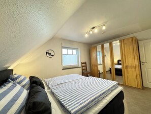 3 soverom, safe på rommet, strykejern/-brett og reiseseng for barn