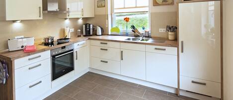 Kylskåp, mikrovågsugn, ugn och spishäll