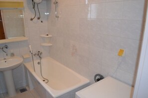 Bathtub - Apartment in Povlja with Seaview, Terrace, Air condition, WIFI (3365-3) (Povlja)