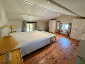 Desk, iron/ironing board, travel cot, free WiFi - Ardèche vacation home in a quiet location (Le Garn)
