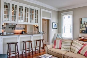 Een televisie en een open haard