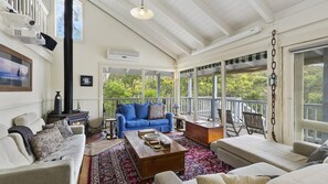 TV, fireplace - THE Treehouse (Lorne)