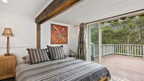 3 bedrooms, Internet, bed sheets - THE Treehouse (Lorne)