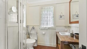 Bathtub, free toiletries, hair dryer