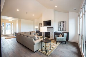 Téléviseur, foyer, sélection de films, chaîne audio