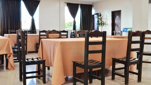 Breakfast, lunch and dinner served  - Hotel Diamante Real Cienaga (Ciénaga)
