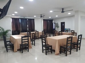 Melayani sarapan, makan siang, dan makan malam