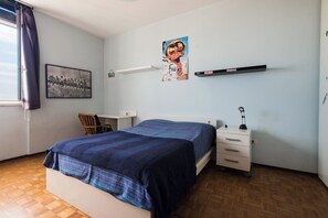 1 quarto, escrivaninha, ferros/tábuas de passar roupa, Wi-Fi de cortesia