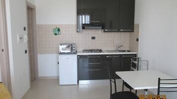 Réfrigérateur, four, plaque de cuisson, bouilloire électrique