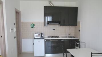 Frigorifero, forno, piano cottura, bollitore elettrico