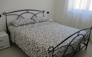 1 chambre, fer et planche à repasser, draps fournis