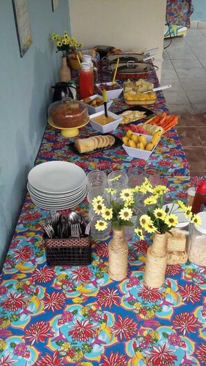 Café da manhã feito na hora grátis todos os dias