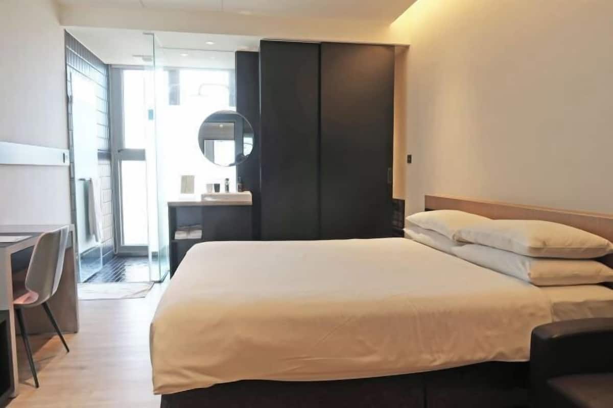 Premium bedding, in-room safe, desk, laptop workspace