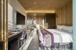 高級寝具、セーフティボックス (室内)、デスク、ノートパソコン用作業スペース