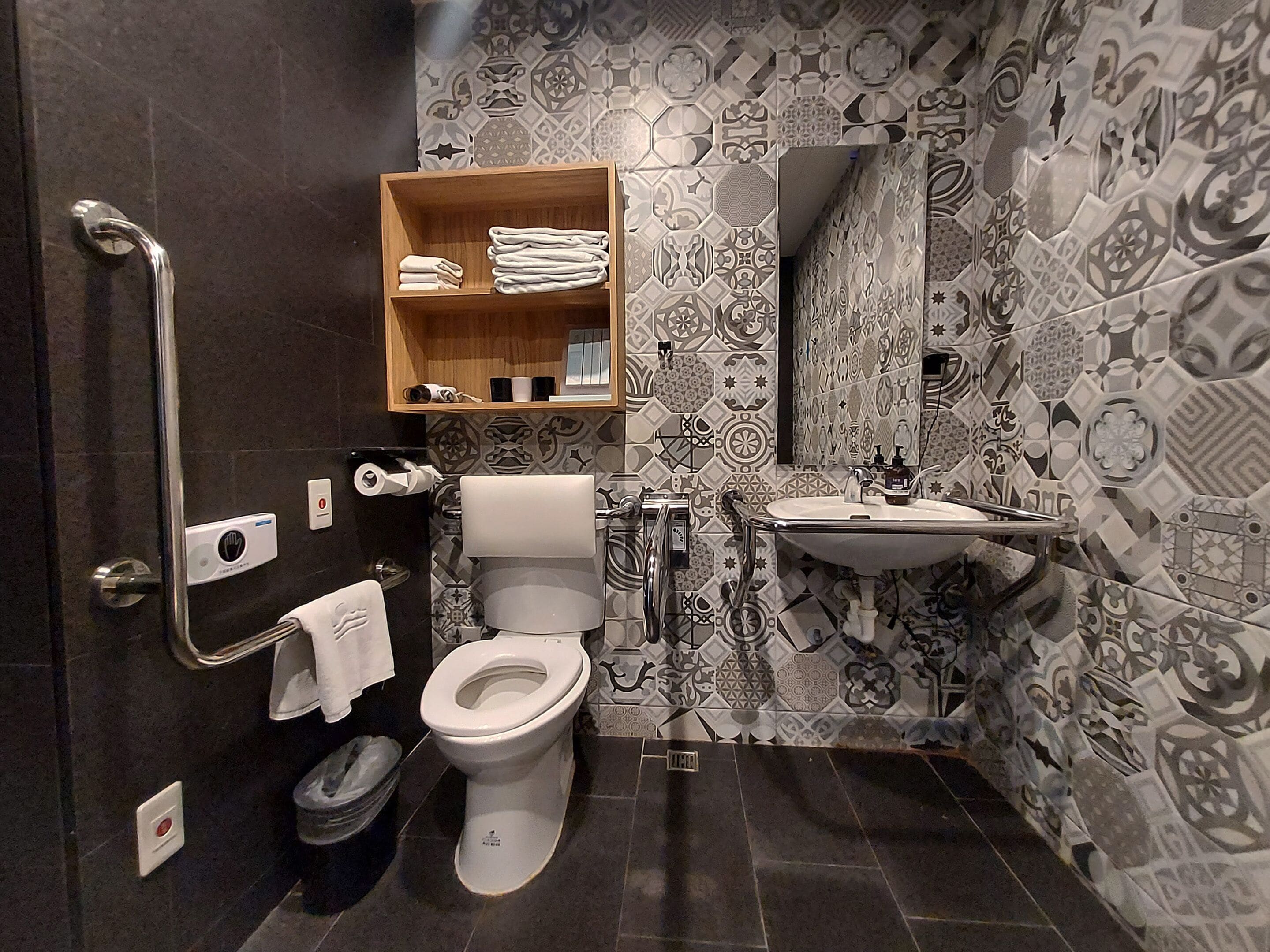 triple room, accessible | bathroom | shower, hydromassage showerhead, free toiletries, hair dryer