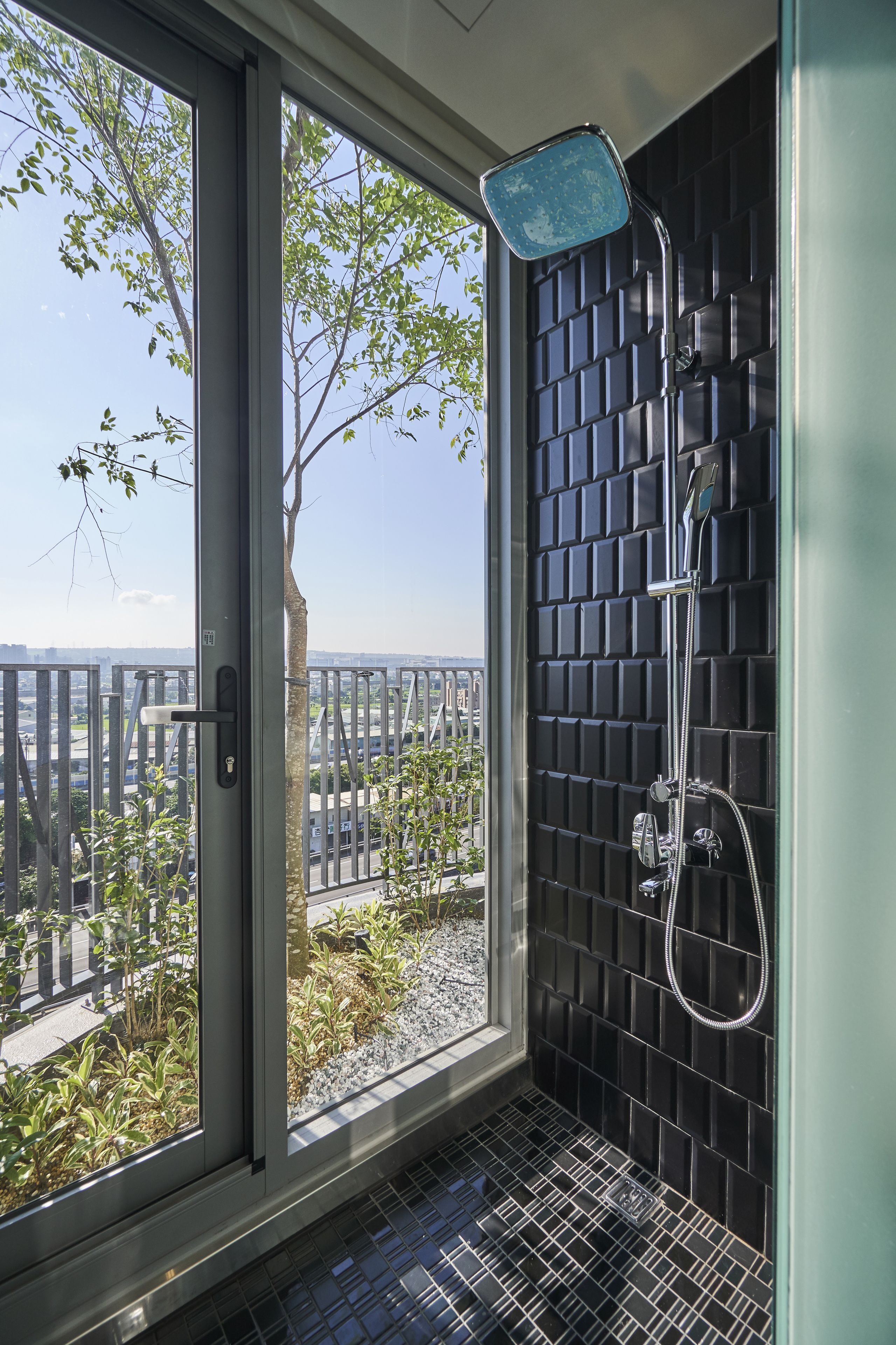 shower, hydromassage showerhead, free toiletries, hair dryer