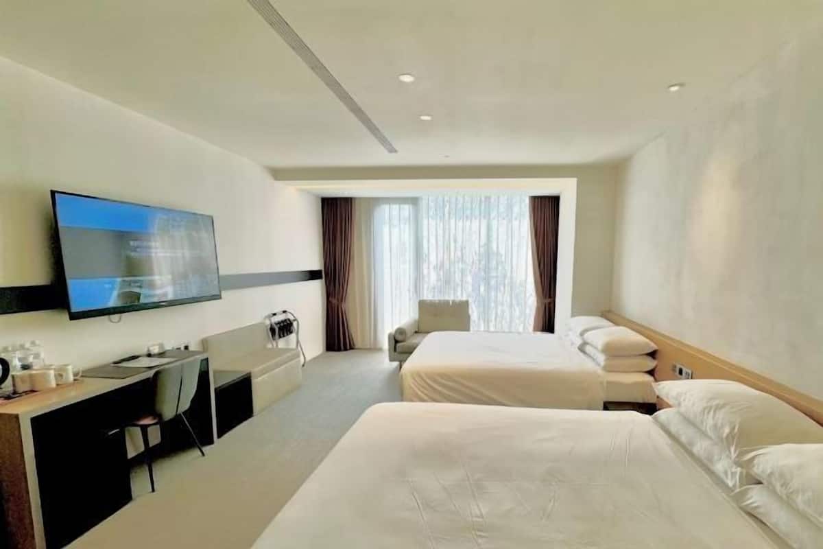 Premium bedding, in-room safe, desk, laptop workspace