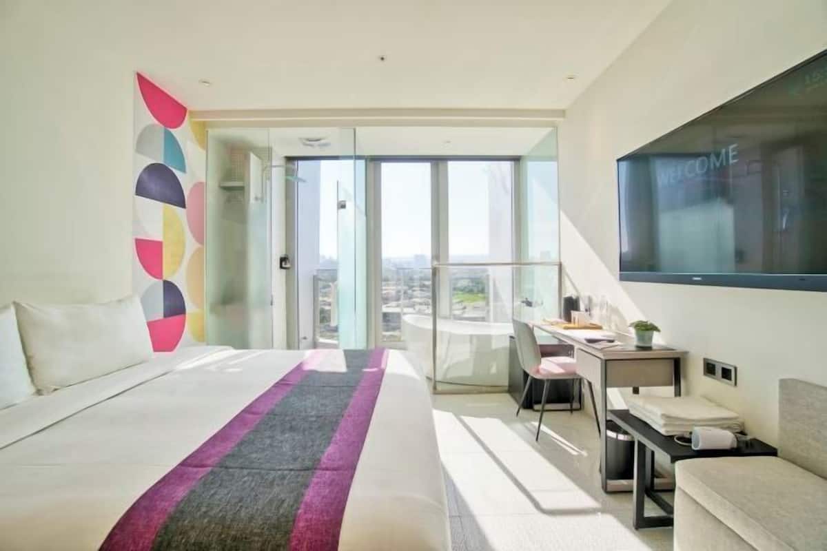 Premium bedding, in-room safe, desk, laptop workspace