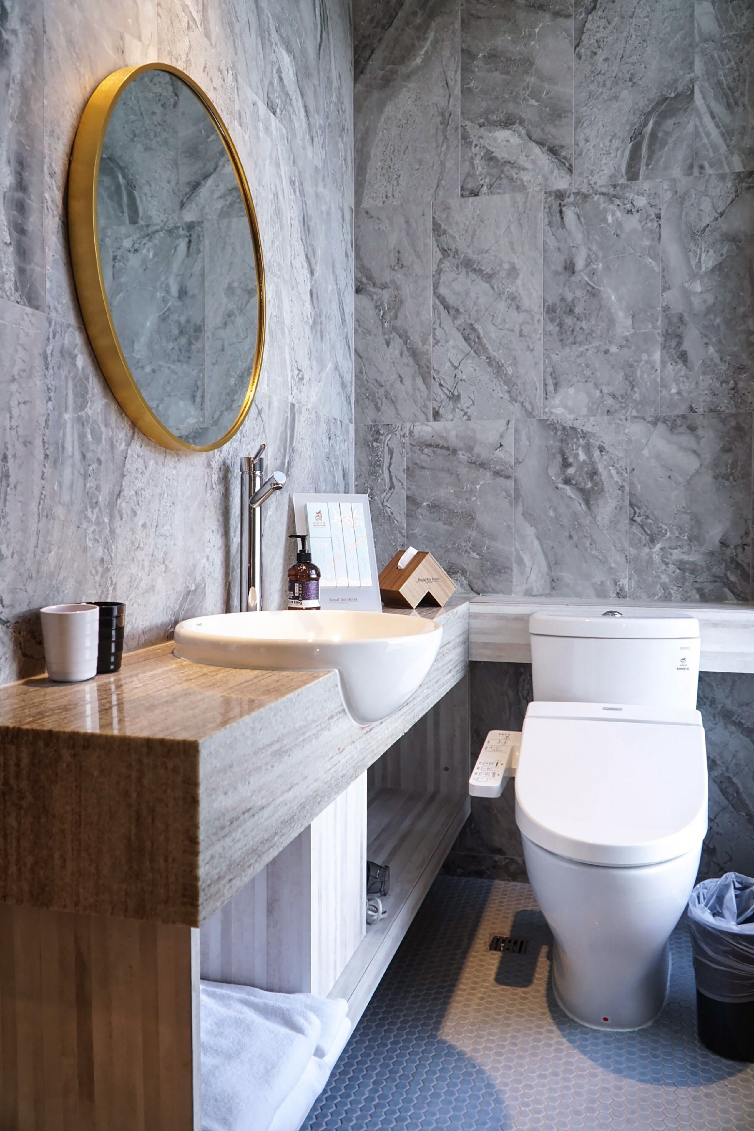 executive suite, city view | bathroom | shower, hydromassage showerhead, free toiletries, hair dryer