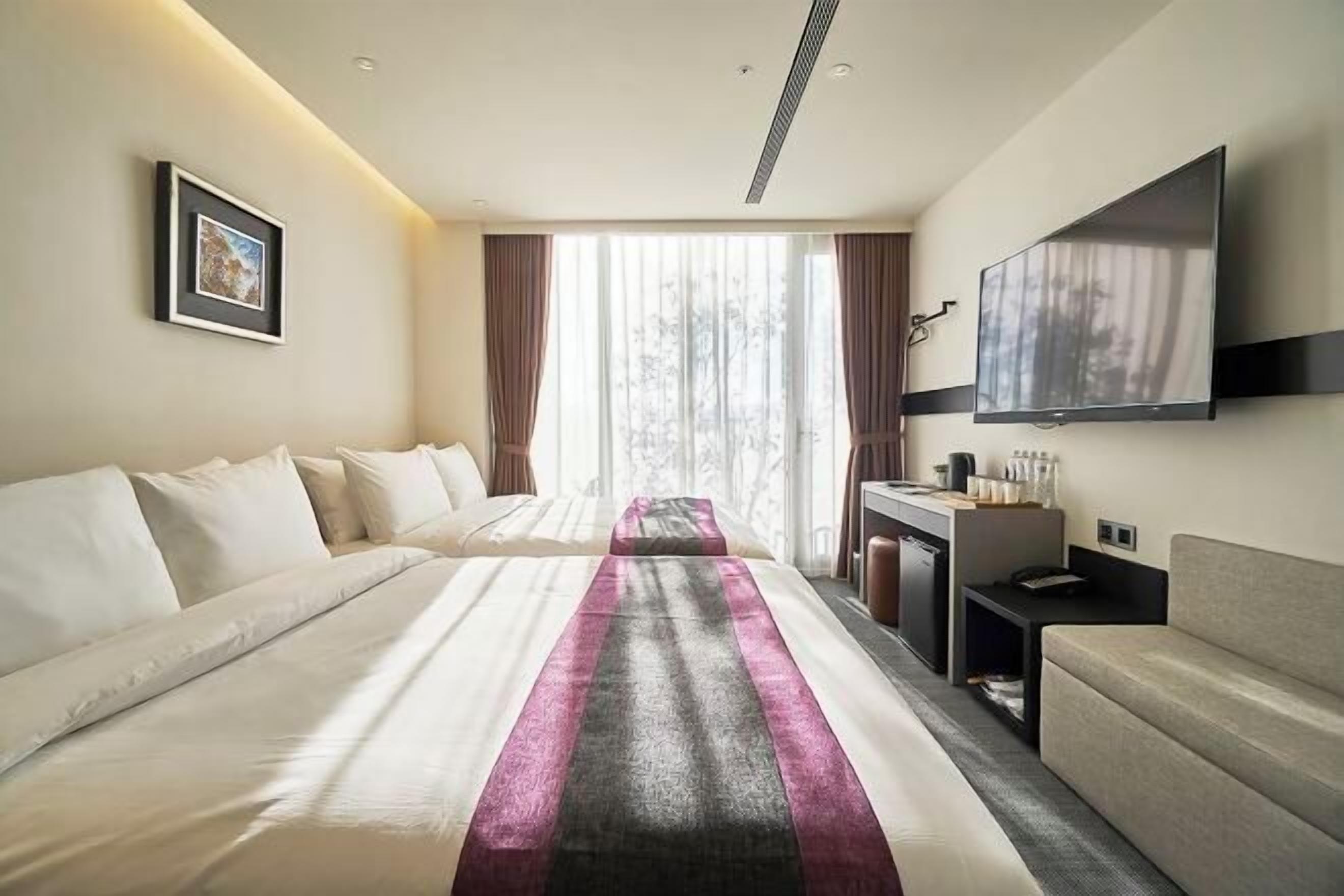 เครื่องนอนระดับพรีเมียม, ตู้นิรภัยในห้องพัก, โต๊ะทำงาน