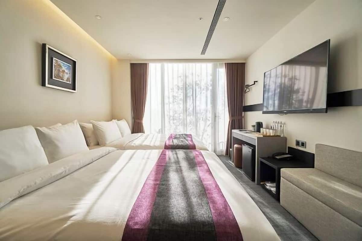 Premium bedding, in-room safe, desk, laptop workspace