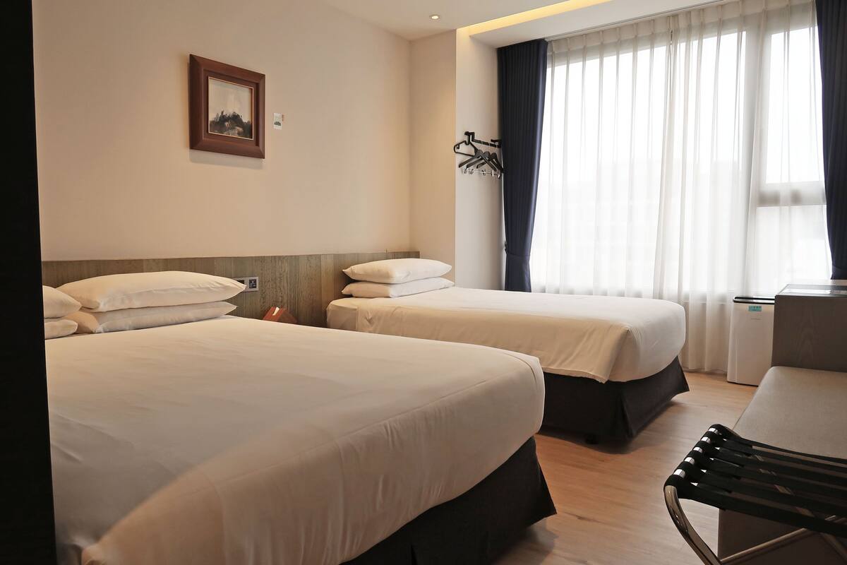 Habitación triple | Ropa de cama de alta calidad y caja de seguridad en la habitación