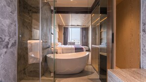 Executive Suite, City View | Bathroom | Shower, hydromassage showerhead, free toiletries, hair dryer - Royal Roi Hotel (Taichung)