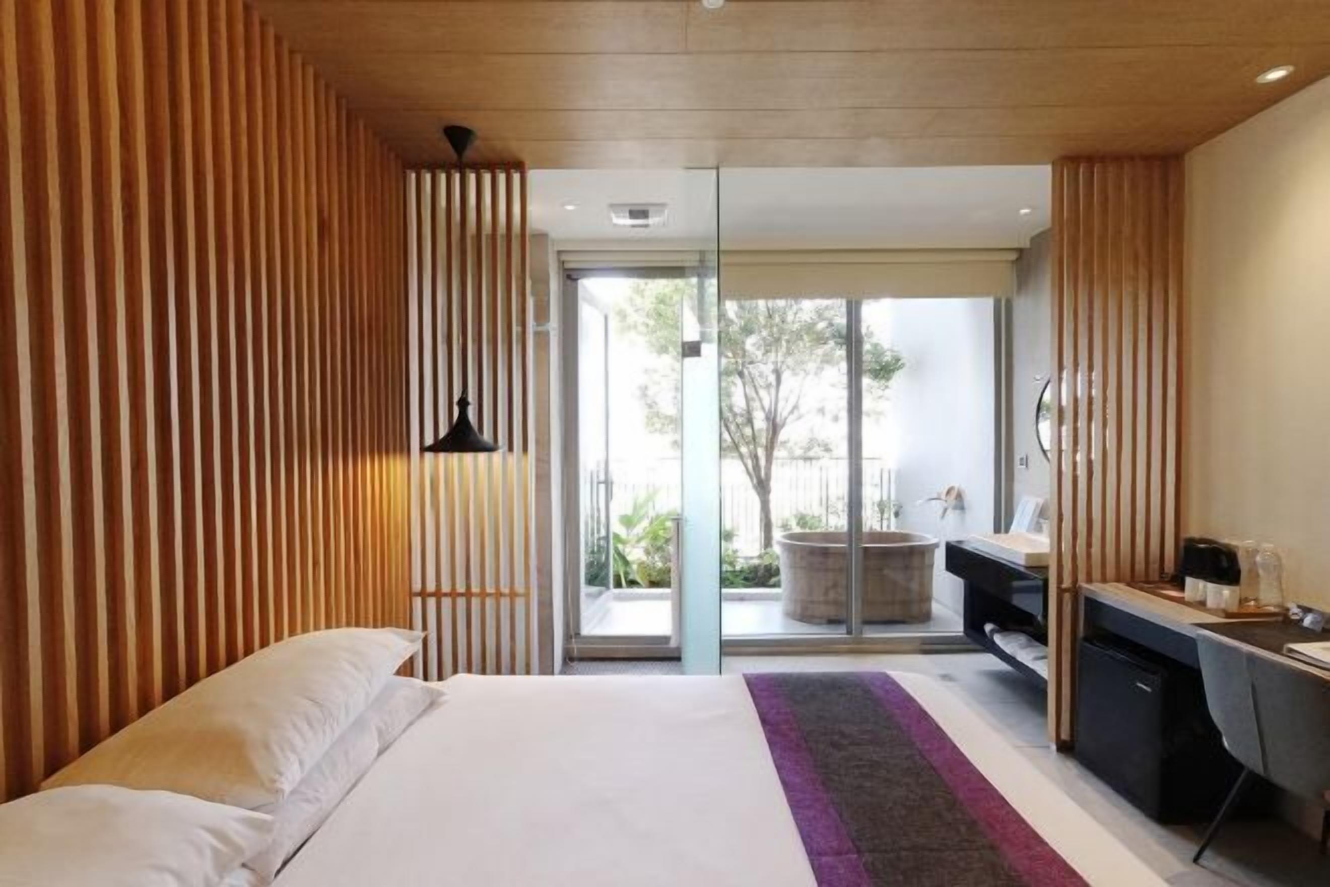 เครื่องนอนระดับพรีเมียม, ตู้นิรภัยในห้องพัก, โต๊ะทำงาน