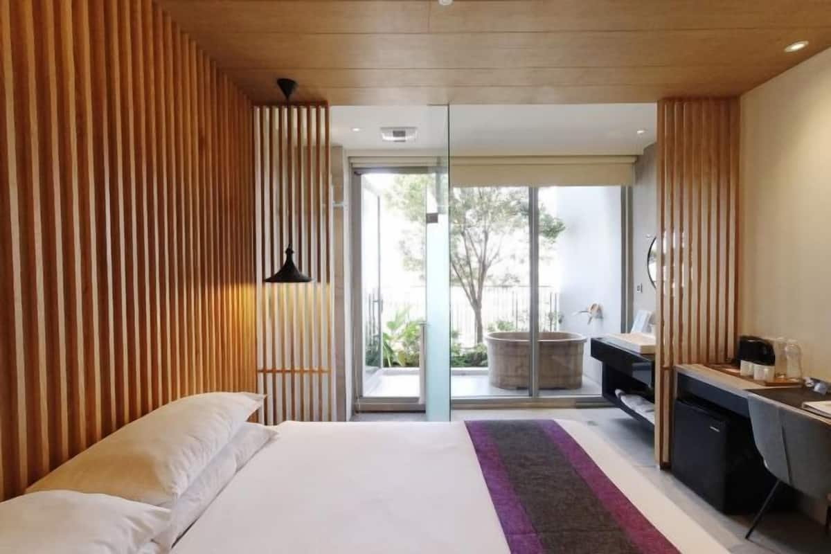 Premium bedding, in-room safe, desk, laptop workspace