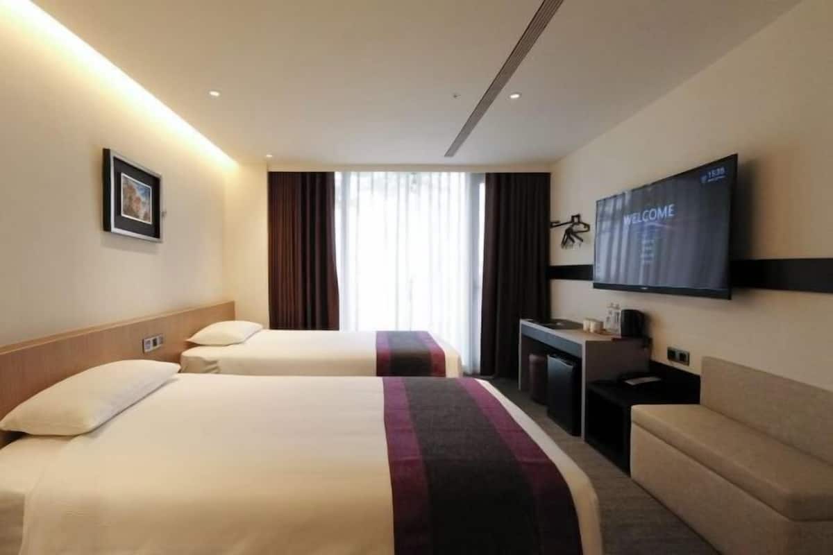 Premium bedding, in-room safe, desk, laptop workspace