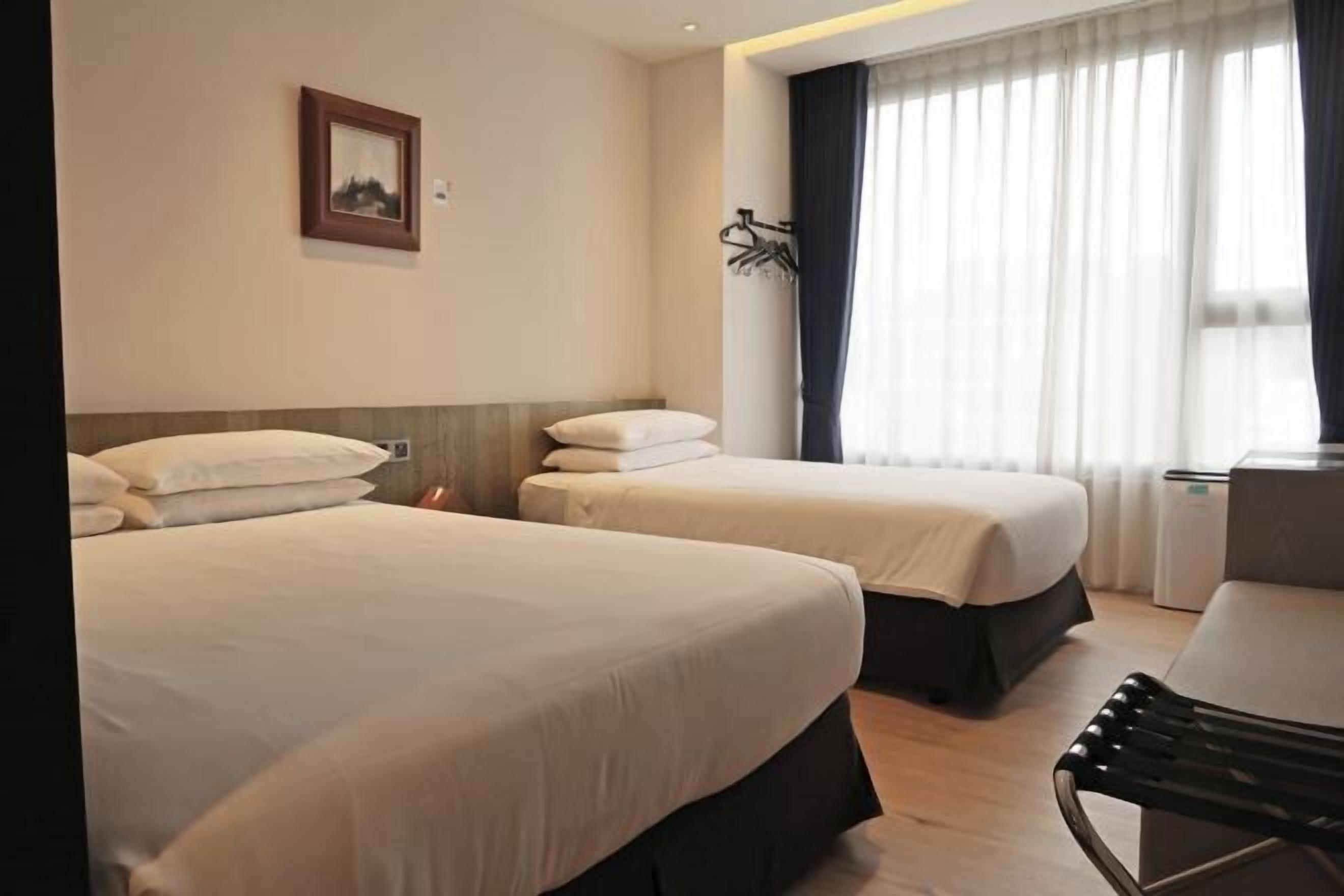 เครื่องนอนระดับพรีเมียม, ตู้นิรภัยในห้องพัก, โต๊ะทำงาน